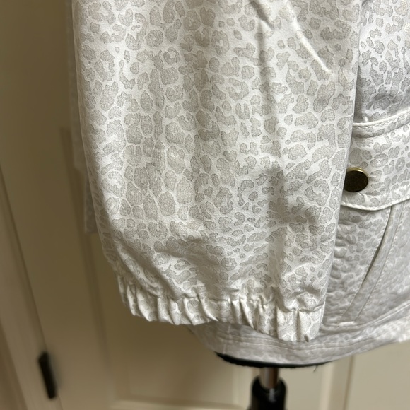 Zenergy by Chico’s Size 3 White and Silver Gray jacket with pockets - Picture 10 of 13